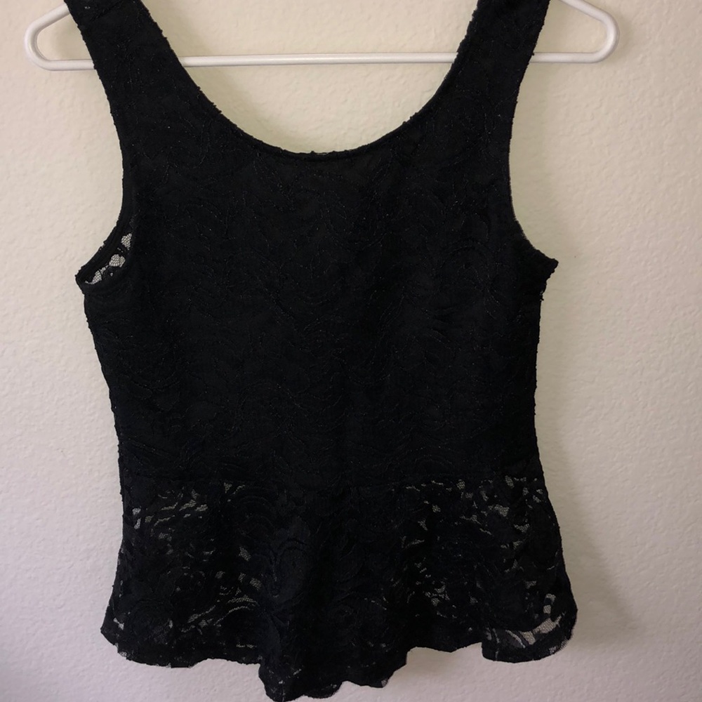 Sleeveless lace shirt with a bow